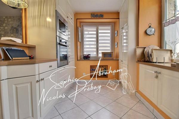 Maison en pierres de 9 pièces avec dépendances, garage et terrain