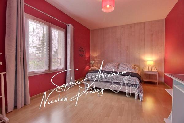 Maison en pierres de 9 pièces avec dépendances, garage et terrain