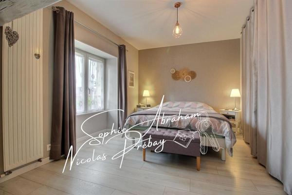 Maison en pierres de 9 pièces avec dépendances, garage et terrain