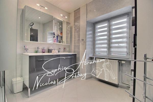 Maison en pierres de 9 pièces avec dépendances, garage et terrain