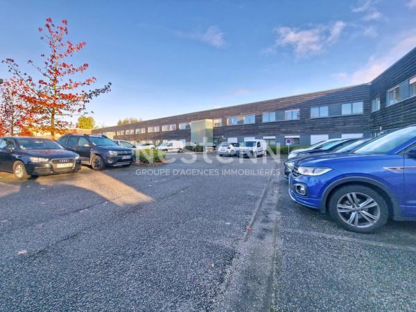 À VENDRE Bureau RDC de 68 m² avec grand parking Bois d'Arcy (Croix Bonnet)