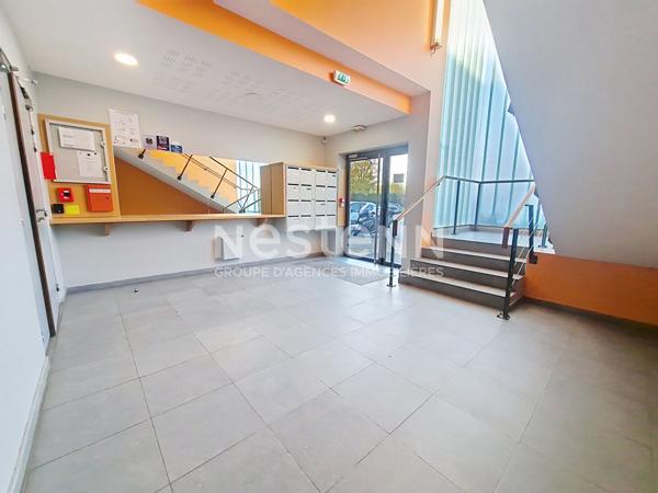 À VENDRE Bureau RDC de 68 m² avec grand parking Bois d'Arcy (Croix Bonnet)