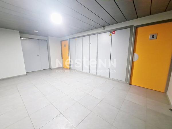 À VENDRE Bureau RDC de 68 m² avec grand parking Bois d'Arcy (Croix Bonnet)