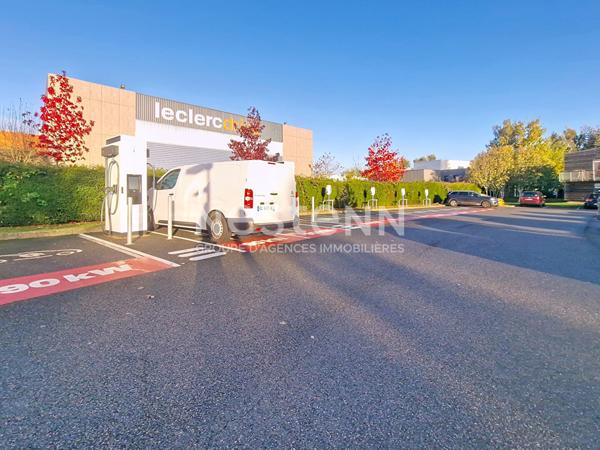 À VENDRE Bureau RDC de 68 m² avec grand parking Bois d'Arcy (Croix Bonnet)