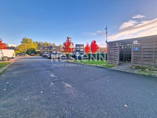 À VENDRE Bureau RDC de 68 m² avec grand parking Bois d'Arcy (Croix Bonnet)