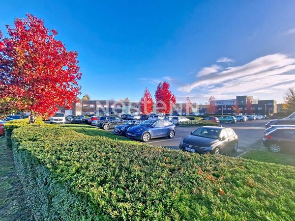 À VENDRE Bureau RDC de 68 m² avec grand parking Bois d'Arcy (Croix Bonnet)