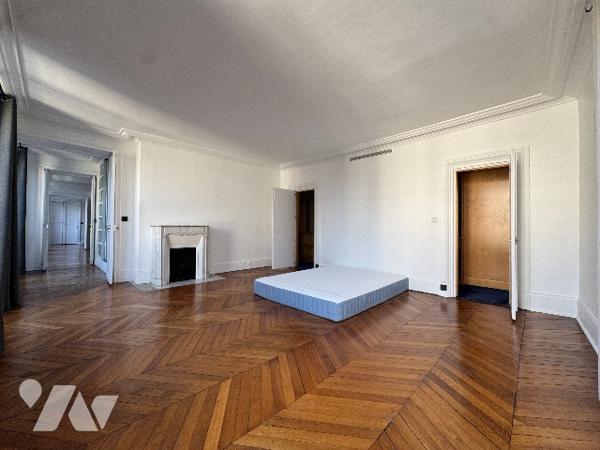 PARIS VII – Rue de Bourgogne - Appartement d'exception