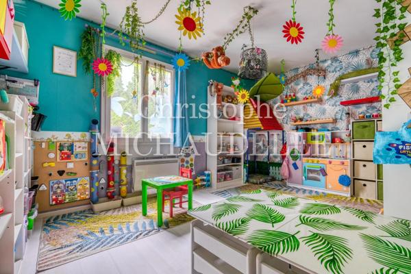 Christophe Michaudelle – CAPIFRANCE vous propose proche de Meaux, à Chauconin Neufmontiers : SOUS SOL TOTAL 90 m² - 6 pièces - 112 m² - 4 chambres (5ème possible) - 1 grand bureau - 2 pièces d'eau -