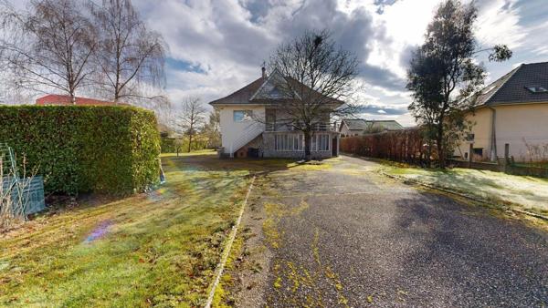 Maison familiale avec  sous-sol complet et piscine