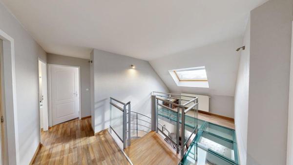 Maison familiale avec  sous-sol complet et piscine