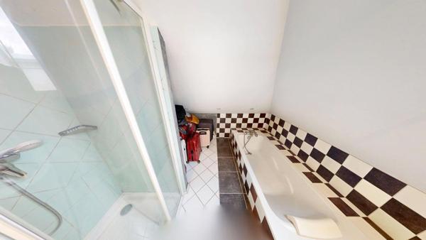 Maison familiale avec  sous-sol complet et piscine