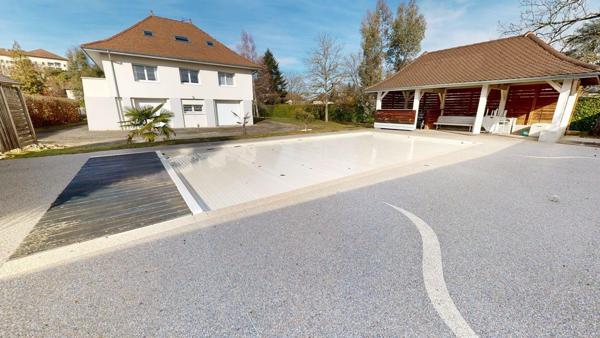 Maison familiale avec  sous-sol complet et piscine