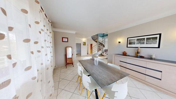 Maison familiale avec  sous-sol complet et piscine