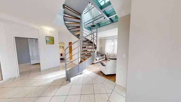 Maison familiale avec  sous-sol complet et piscine