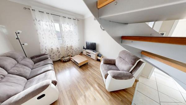 Maison familiale avec  sous-sol complet et piscine