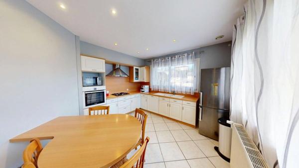 Maison familiale avec  sous-sol complet et piscine