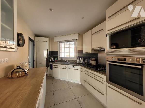 Découvrez cette superbe MAISON à la décoration soignée et contemporaine, un vrai coup de coeur ...