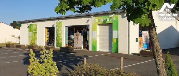 Un local commercial situé en zone artisanale et commerciale (supermarché, bricolage, etc...), c...