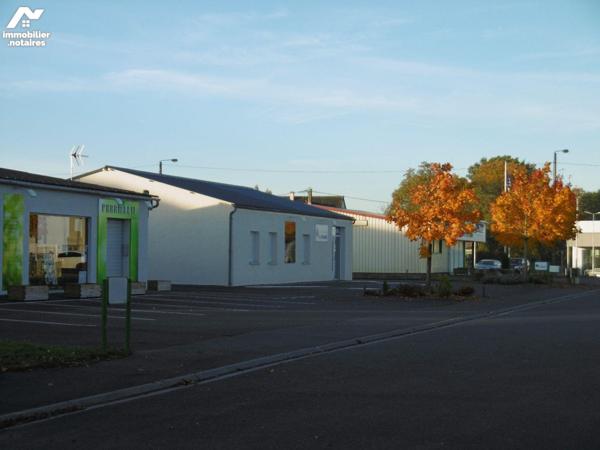 Un local commercial situé en zone artisanale et commerciale (supermarché, bricolage, etc...), c...