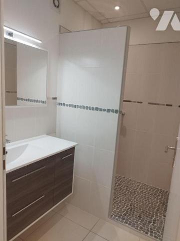 Un local commercial situé en zone artisanale et commerciale (supermarché, bricolage, etc...), c...