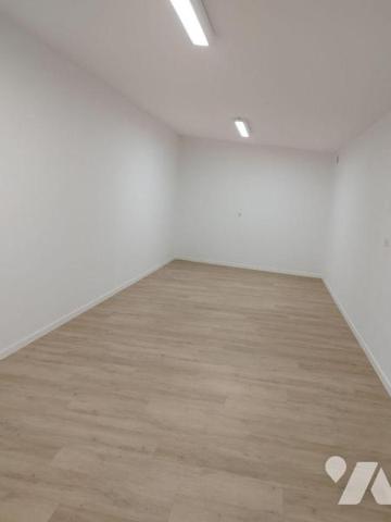 Un local commercial situé en zone artisanale et commerciale (supermarché, bricolage, etc...), c...