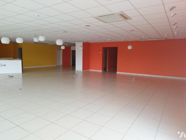 Un local commercial situé en zone artisanale et commerciale (supermarché, bricolage, etc...), c...