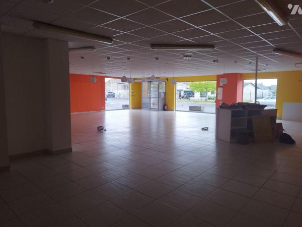 Un local commercial situé en zone artisanale et commerciale (supermarché, bricolage, etc...), c...