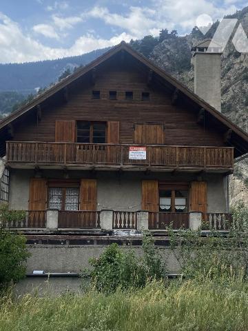 Maison individuelle avec entrepôt, terrain et fort potentiel d'aménagement à Modane