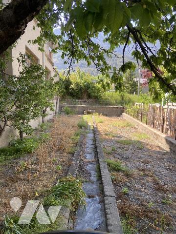 Maison individuelle avec entrepôt, terrain et fort potentiel d'aménagement à Modane