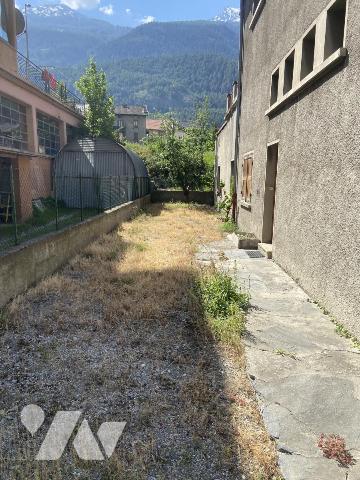 Maison individuelle avec entrepôt, terrain et fort potentiel d'aménagement à Modane
