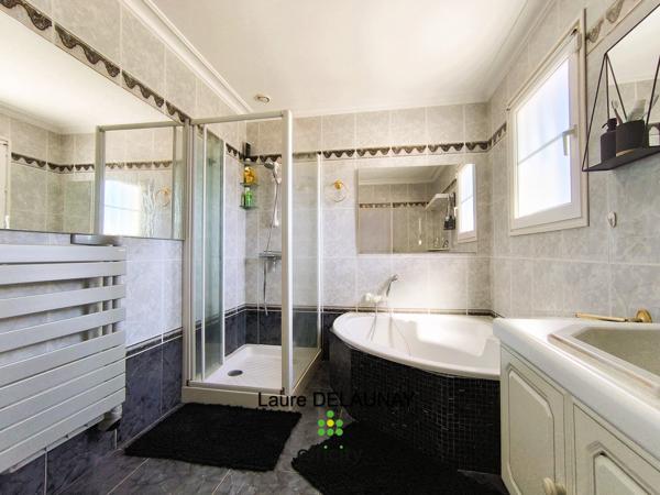 Maison
         6 pièces
        - 139 m² 517 000 €*