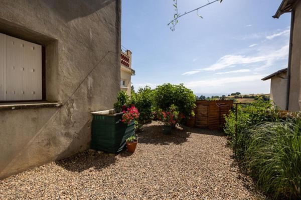 Maison de village avec deux appartements indépendants et jardin