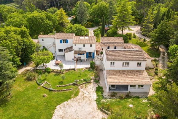 Une propriété singulière où architecture et nature dialoguent sur les hauteurs