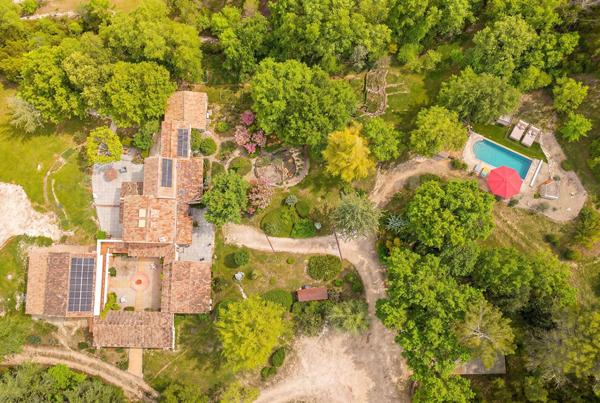 Une propriété singulière où architecture et nature dialoguent sur les hauteurs
