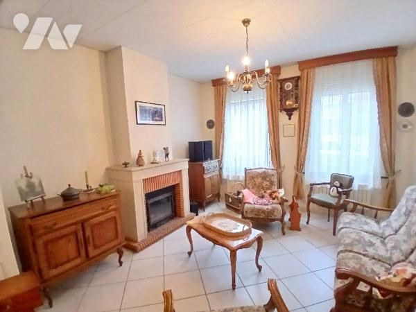 Maison de ville environ 98m², C.C Gaz, 2 chambres, combles aménageables, cave et jardin