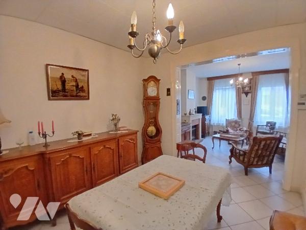 Maison de ville environ 98m², C.C Gaz, 2 chambres, combles aménageables, cave et jardin