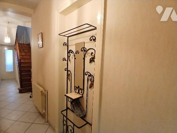 Maison de ville environ 98m², C.C Gaz, 2 chambres, combles aménageables, cave et jardin