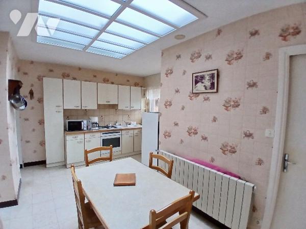 Maison de ville environ 98m², C.C Gaz, 2 chambres, combles aménageables, cave et jardin