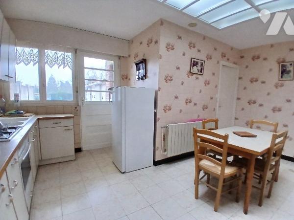 Maison de ville environ 98m², C.C Gaz, 2 chambres, combles aménageables, cave et jardin