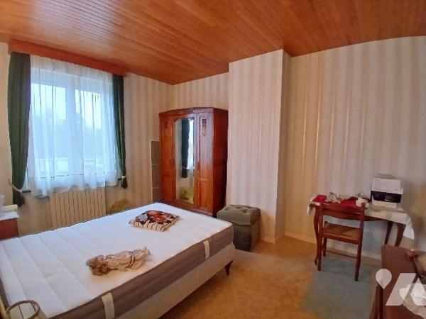 Maison de ville environ 98m², C.C Gaz, 2 chambres, combles aménageables, cave et jardin