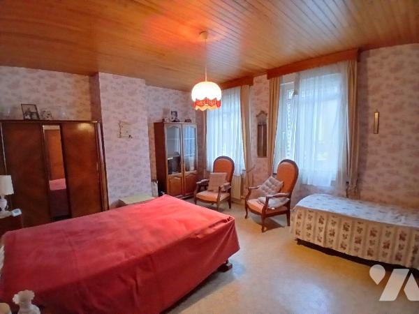 Maison de ville environ 98m², C.C Gaz, 2 chambres, combles aménageables, cave et jardin