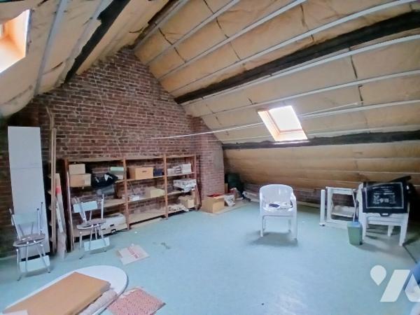 Maison de ville environ 98m², C.C Gaz, 2 chambres, combles aménageables, cave et jardin