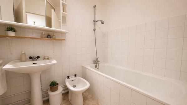 Grand T2 de 60 m2 avec cuisine indépendante, balcon, cave et parking