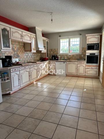 10 MN CARCASSONNE - Belle villa 186m² , double garage, piscine sur terrain 1201m².