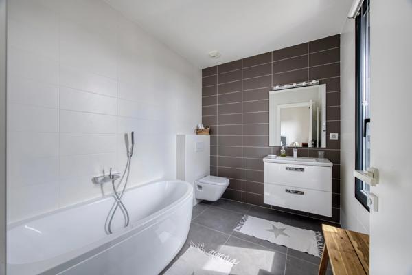 Appartement à vendre 5 pièces SAINT GENIS POUILLY (01)