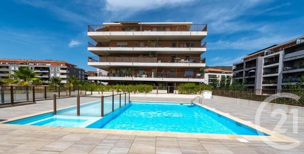 Appartement F3 à vendre  3 pièces - 65,32 m 2   LE LAVANDOU  - 83