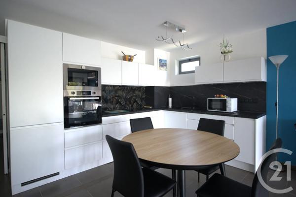 Appartement F3 à vendre  3 pièces - 65,32 m 2   LE LAVANDOU  - 83