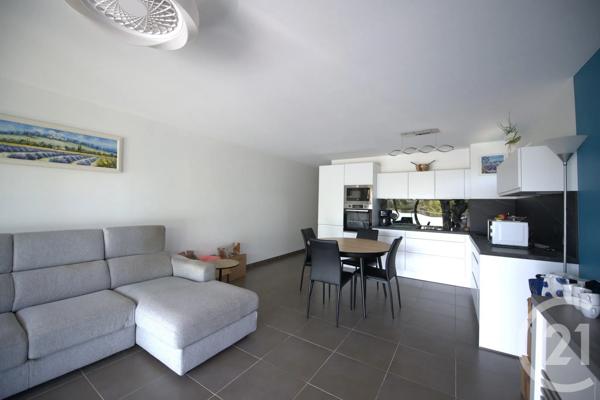 Appartement F3 à vendre  3 pièces - 65,32 m 2   LE LAVANDOU  - 83