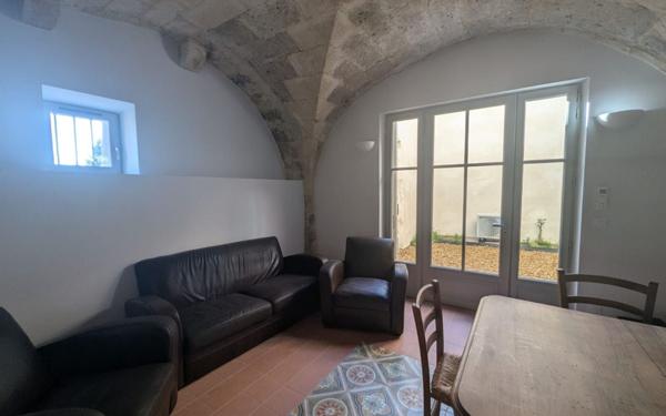Maison à louer    3 pièces •  Estézargues