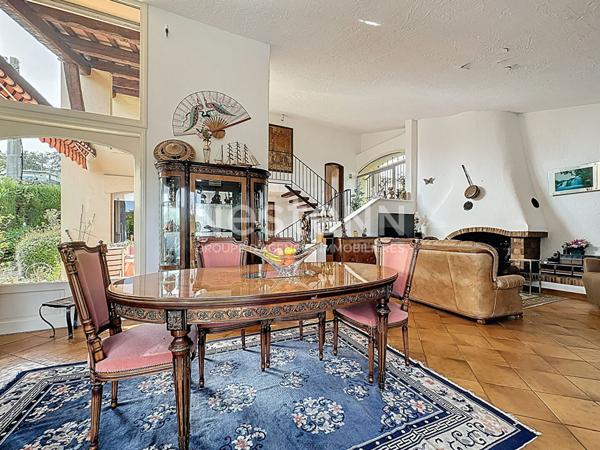 MANDELIEU : Maison d'architecte 5P LUMINEUSE, au calme